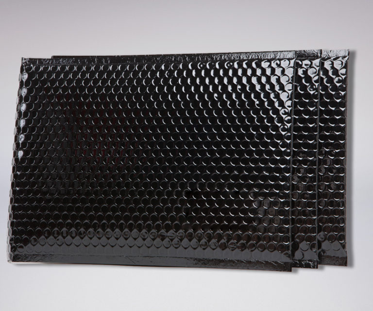 Czarna koperta bąbelkowa metalizowana